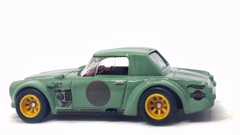 Illustration for article titled Hot Wheels Fairlady 2000 – Dye Experiment